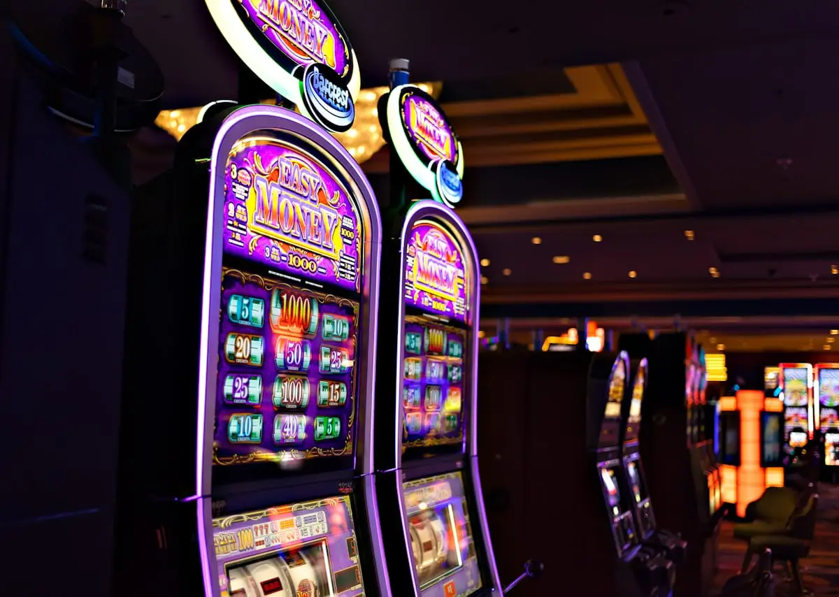 Illuminated slot machines